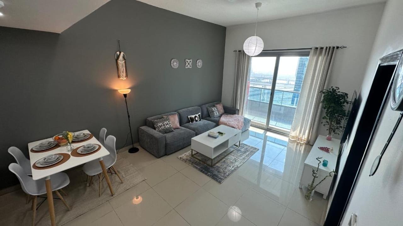 Lavish One Bedroom Apartment@ Marina Apartment *