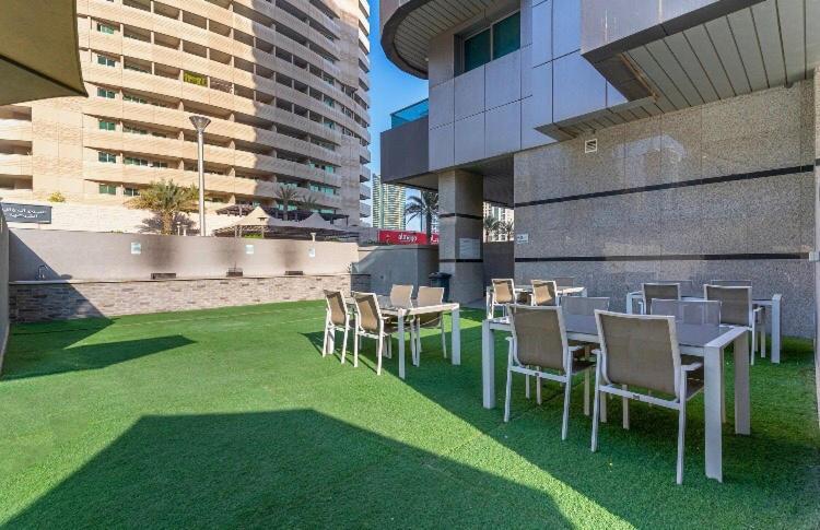 Lavish One Bedroom Apartment@ Marina *