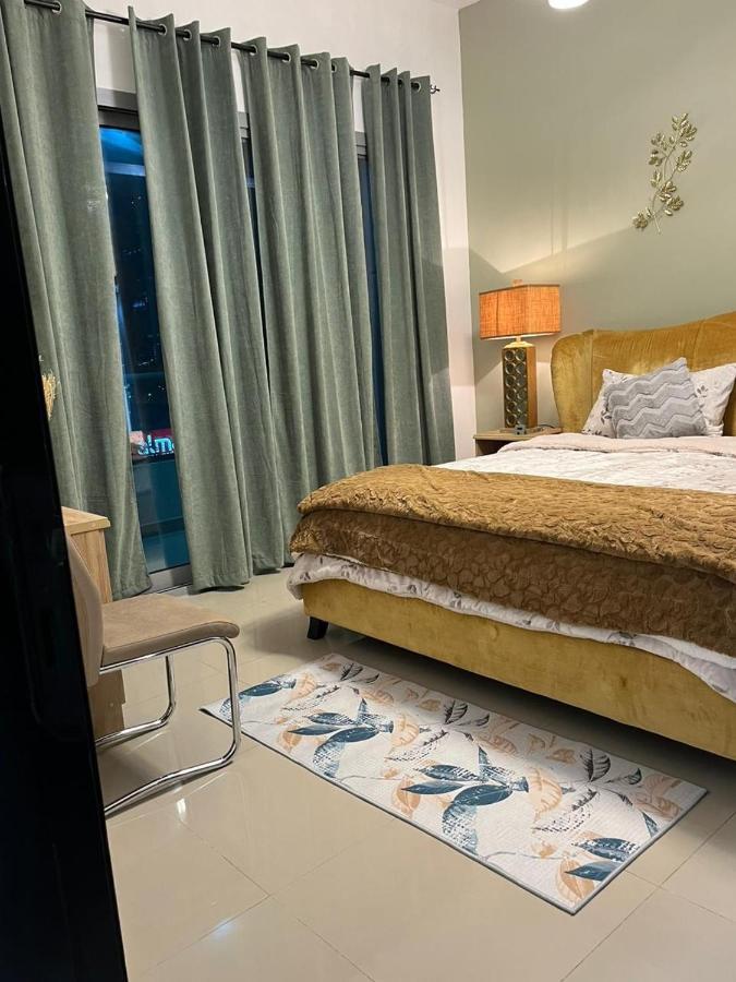 Apartment Lavish One Bedroom Apartment@ Marina Dubai